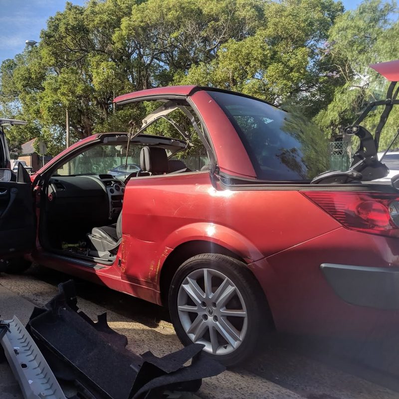 Holden Astra Twintop — roof in motion